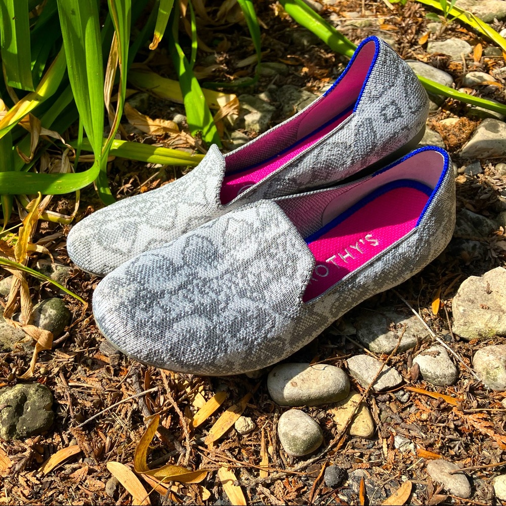 Rothys Loafer, Size 8, Ivory & Grey Snakeskin Pattern